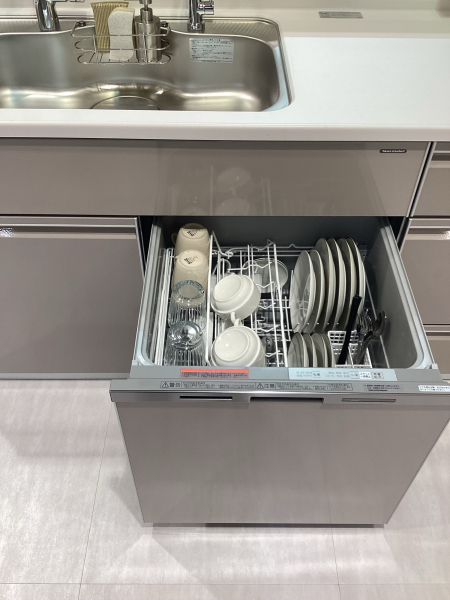 幅60cmの大きめ食洗機でたくさんの食器が一度に洗えて便利。